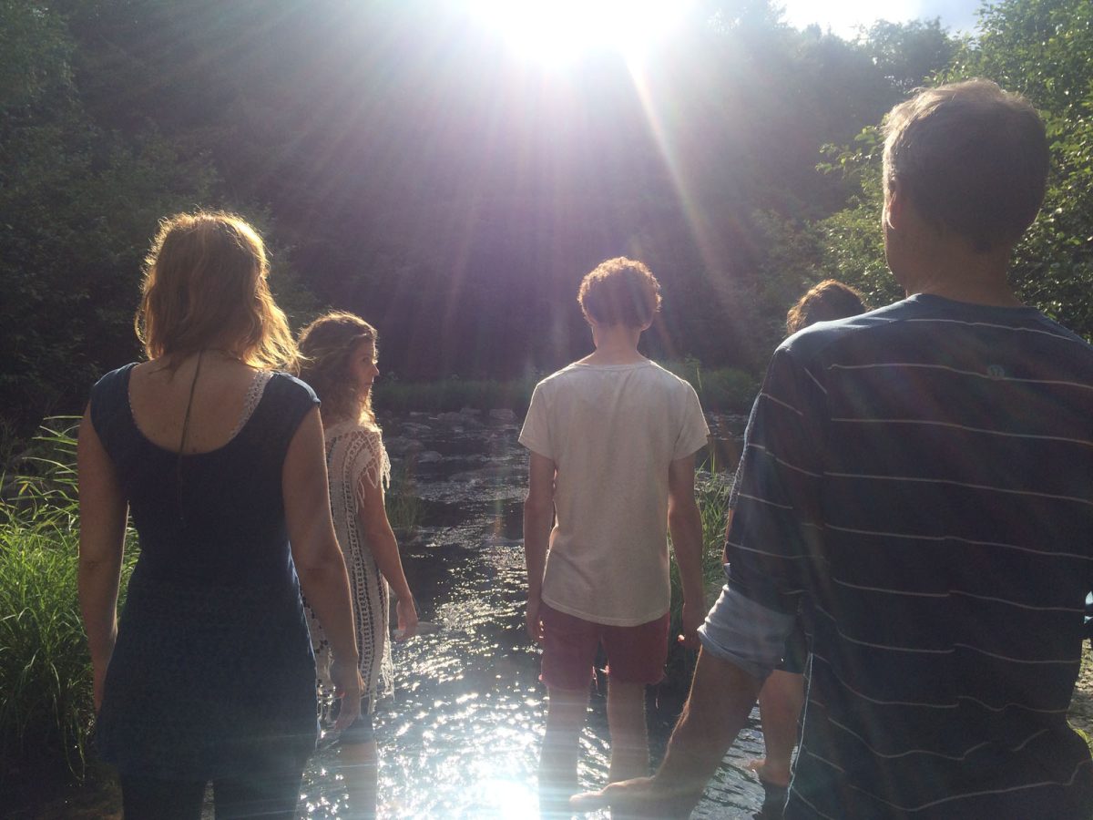 rafaelle-mackay-singing-with-people-in-nature-day-retreat